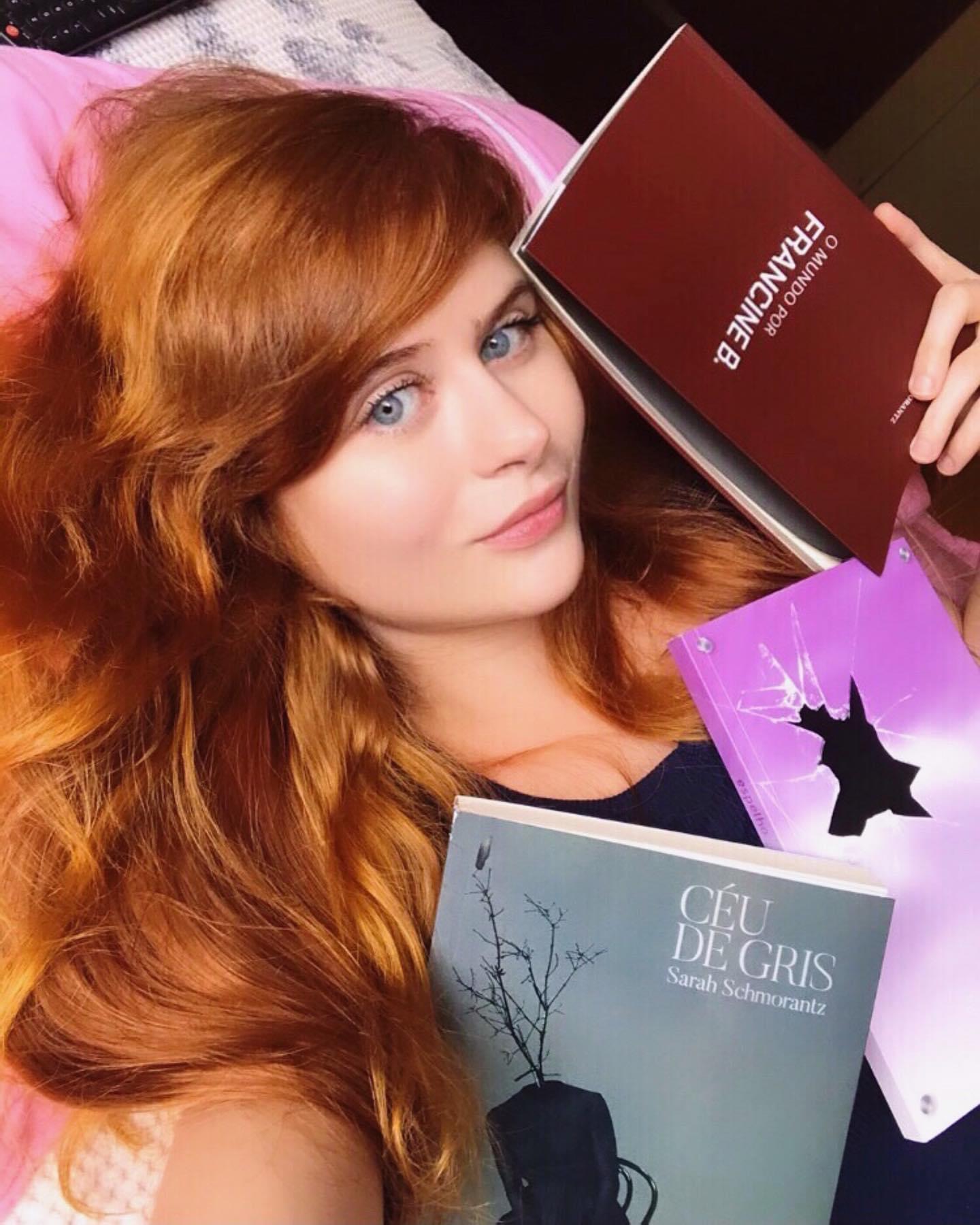 Sarah escritora de Brasília com seus três livros publicados